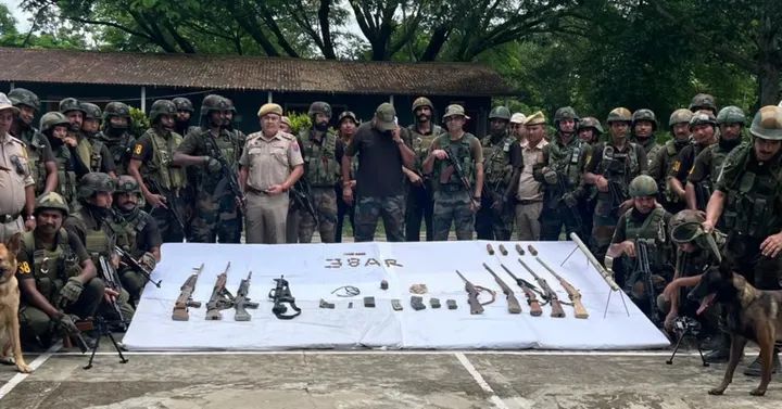 Imazhi i veshjes së arrestuar dhe armët e sekuestruara në Manipur.