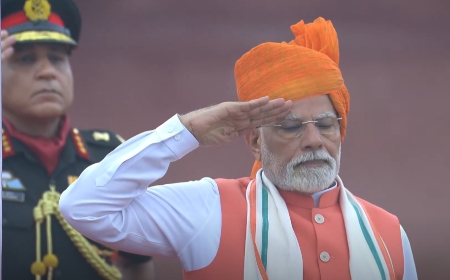 Kryeministri Narendra Modi ka ngritur flamurin kombëtar në Fort Red Kryeministri Narendra Modi ka ngritur flamurin kombëtar në Fort Red