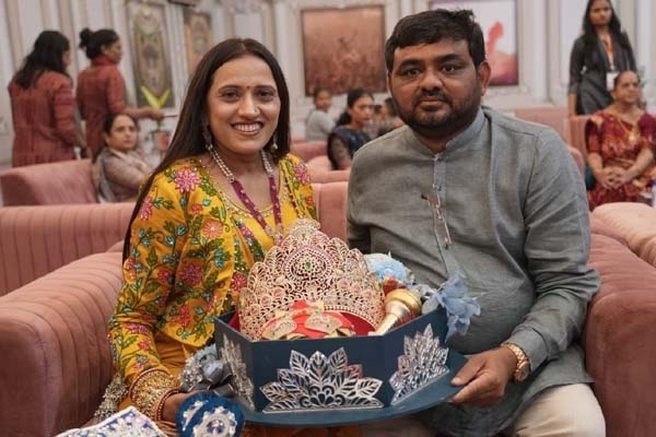 1 kg gold studded crown made in Surat to Srikashtabhanjan Dev Hanumanji