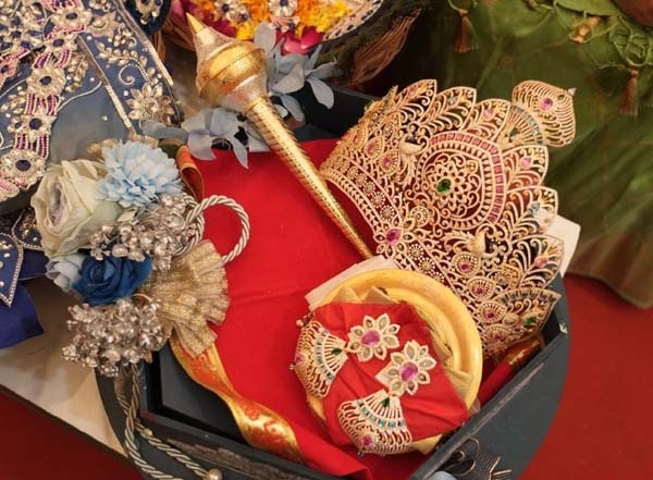 1 kg gold studded crown made in Surat to Srikashtabhanjan Dev Hanumanji